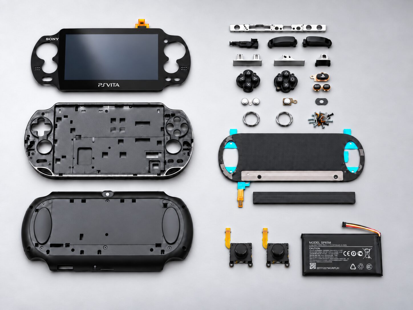 Componenti della PS Vita Serie 1000 disposti per la ricostruzione